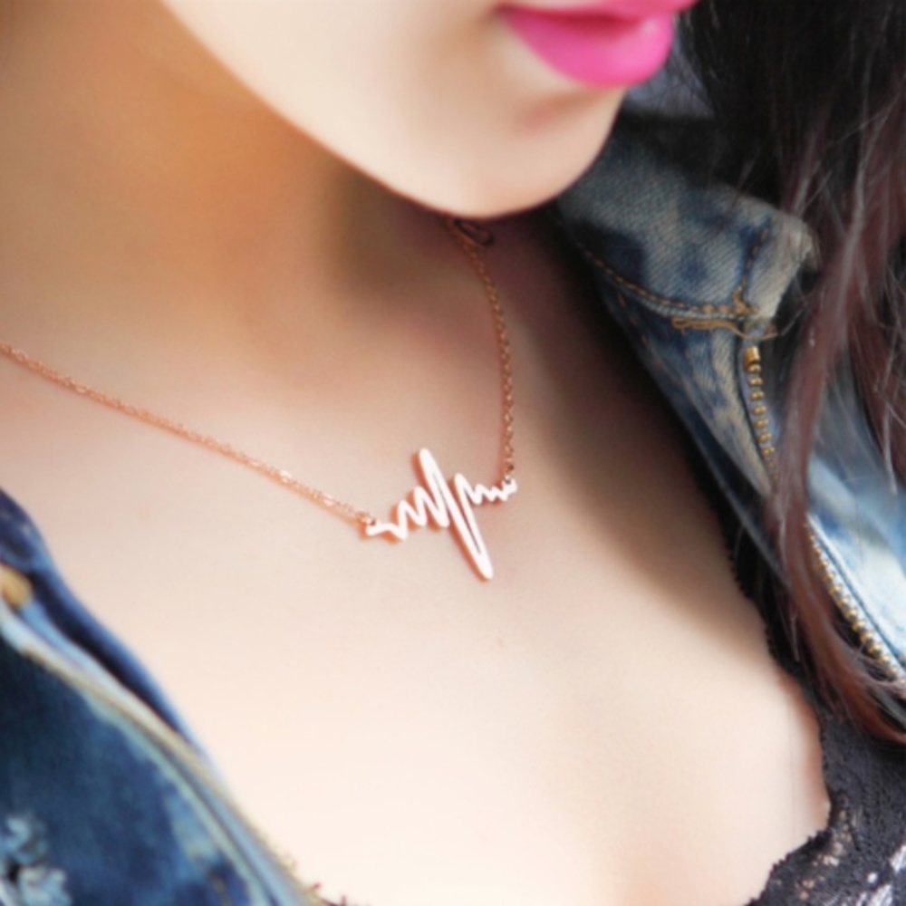 NWOT Gold EKG Heartbeart Necklace - Picture 2 of 6